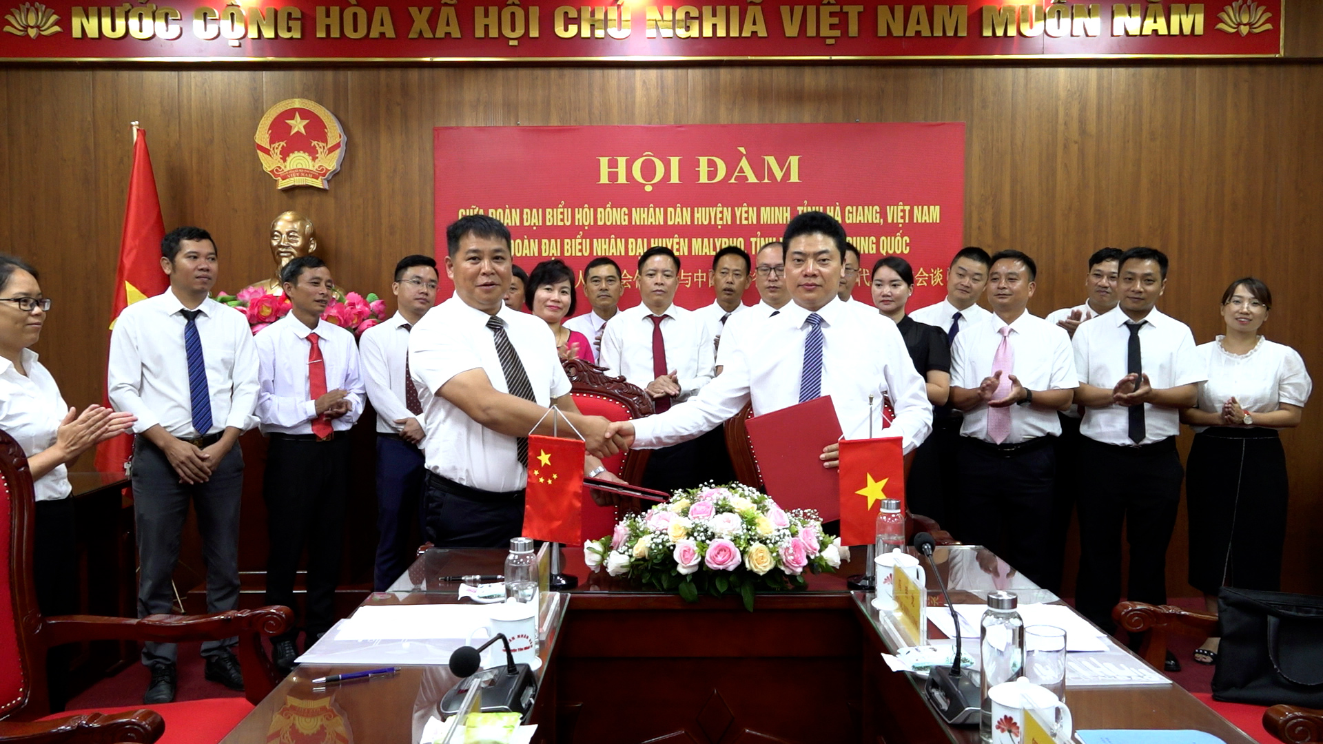 Hội đàm giữa đoàn đại biểu huyện Yên Minh (Việt Nam)  với huyện Malypho (Trung Quốc)