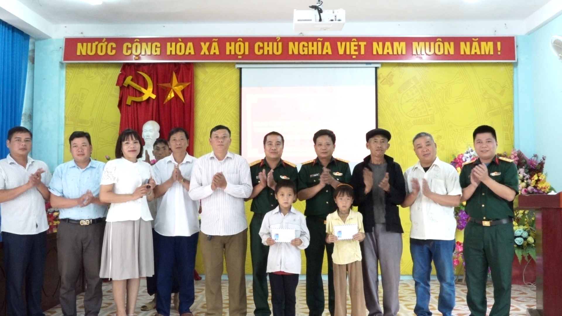 Yên Minh: Ban Chỉ huy quân sự huyện gặp mặt trao kinh phí hỗ trợ Dự án “Cán bộ, chiến sĩ Quân đội nâng bước em tới trường”