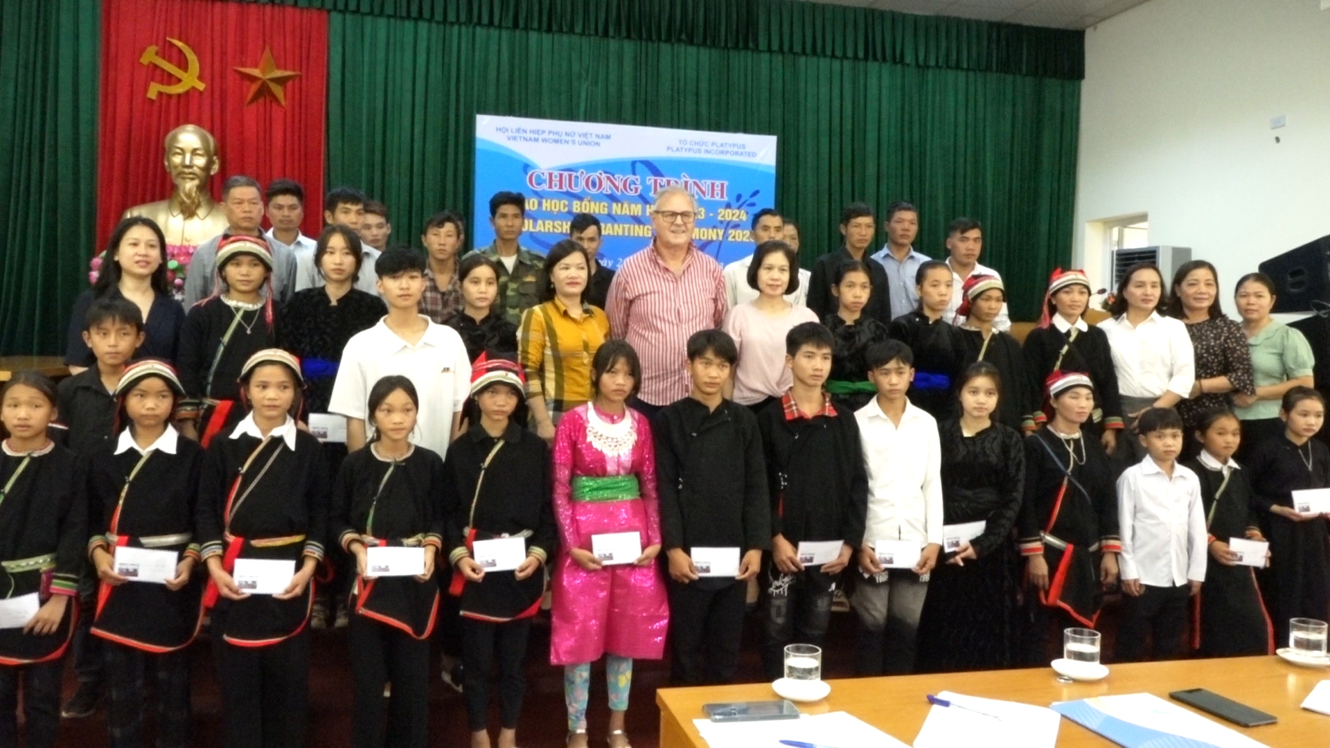 Hội LHPN trao học bổng cho các em học sinh nghèo vượt khó
