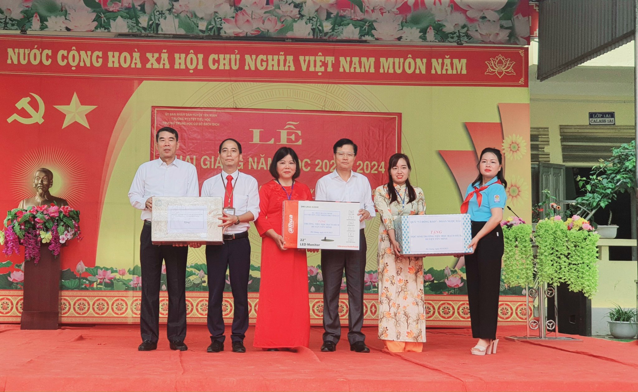 Chủ nhiệm Ủy ban Kiểm tra Tỉnh ủy Trần Quang Minh dự lễ khai giảng tại xã Bạch Đích