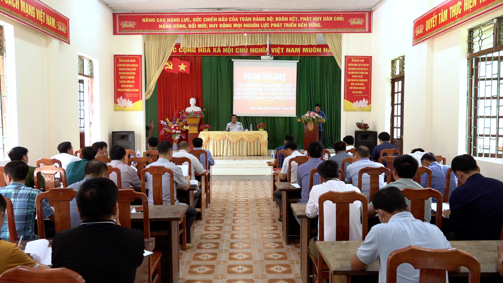 Hội nghị tiếp xúc, đối thoại giữa Quyền Chủ tịch UBND huyện Yên Minh với nhân dân xã Ngọc Long