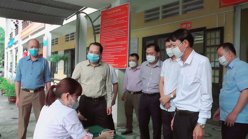 Phó Chủ tịch UBND tỉnh Trần Đức Quý kiểm tra công tác phòng, chống bệnh Bạch hầu tại Yên Minh