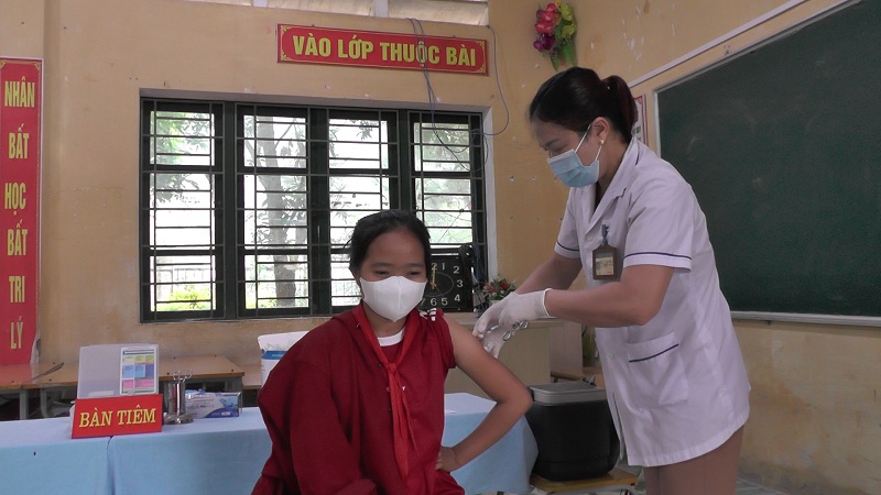 Huyện Yên Minh triển khai tiêm vắc xin Bạch hầu cho học sinh