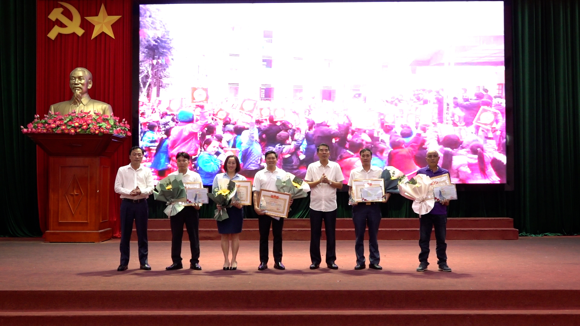 Yên Minh tổ chức Hội nghị gặp mặt, biểu dương, tôn vinh các tập thể, cá nhân có nhiều đóng góp  trong công tác xã hội hóa giáo dục