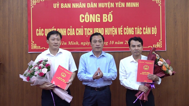 Yên Minh tổ chức Lễ công bố và trao Quyết định về công tác cán bộ