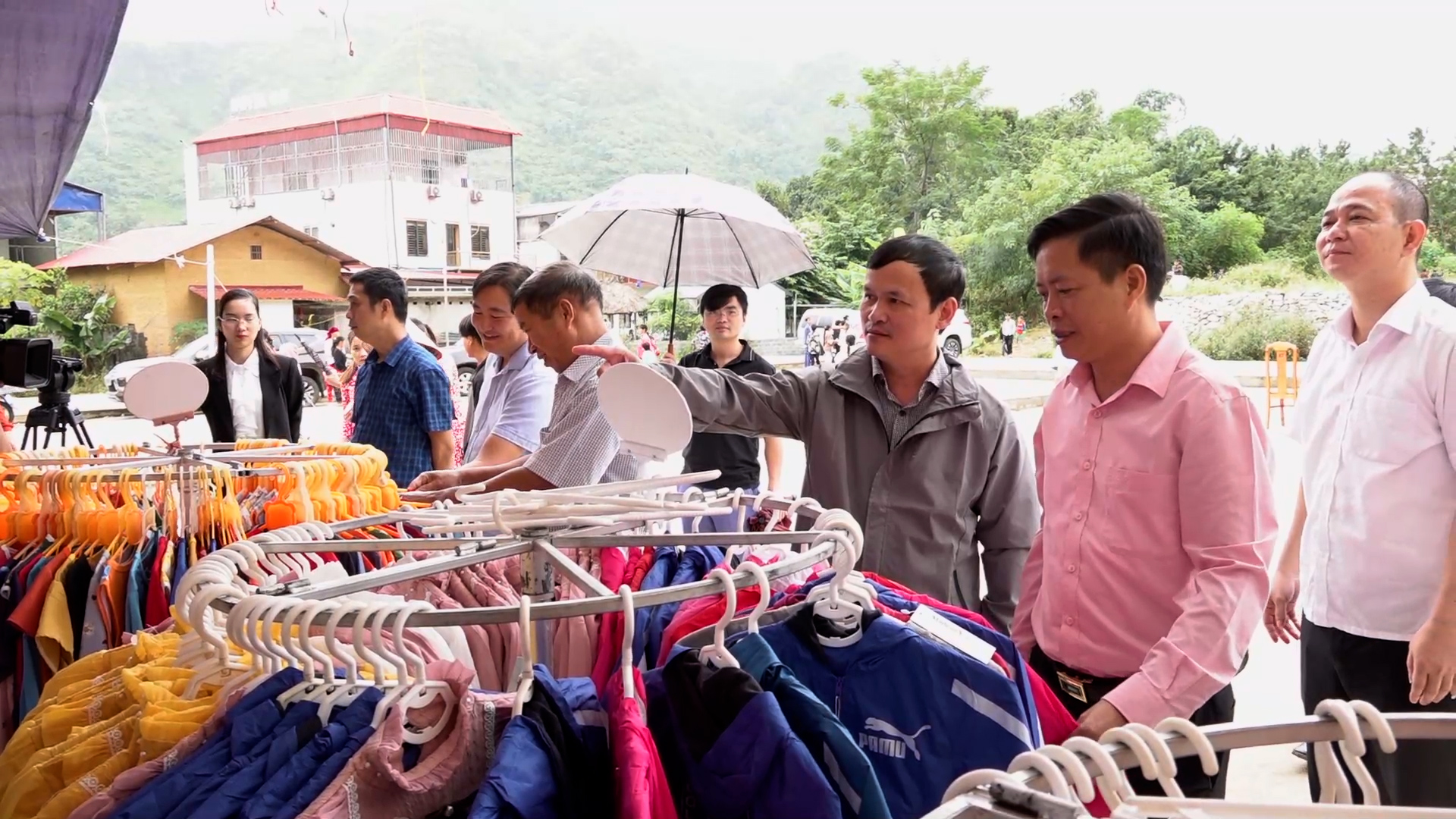 Khai mạc Phiên chợ đưa hàng Việt về miền núi tại xã Du Già huyện Yên Minh