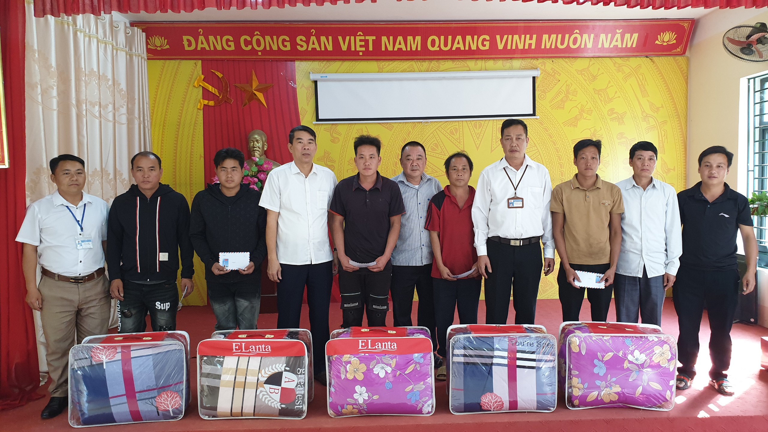Đồng chí Bí thư Huyện uỷ tặng quà cho các hộ nghèo, cận nghèo tại xã Lũng Hồ