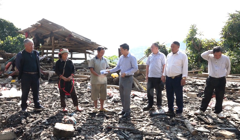 Lãnh đạo UBND huyện, thăm hỏi, động viên, trao kinh phí hỗ trợ cho hộ gia đình bị hoả hoạn tại xã Mậu Long