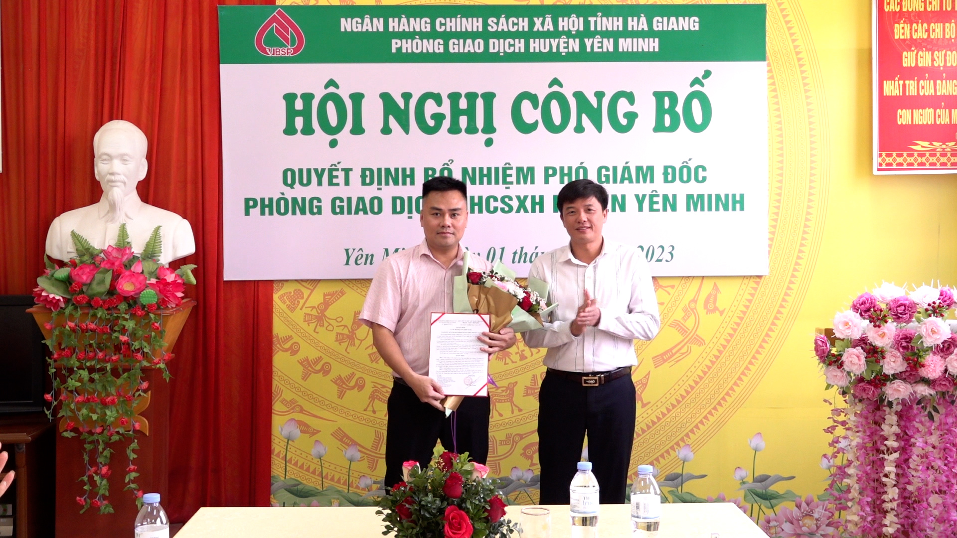 Công bố Quyết định bổ nhiệm Phó Giám đốc Phòng giao dịch Ngân hàng CSXH huyện Yên Minh