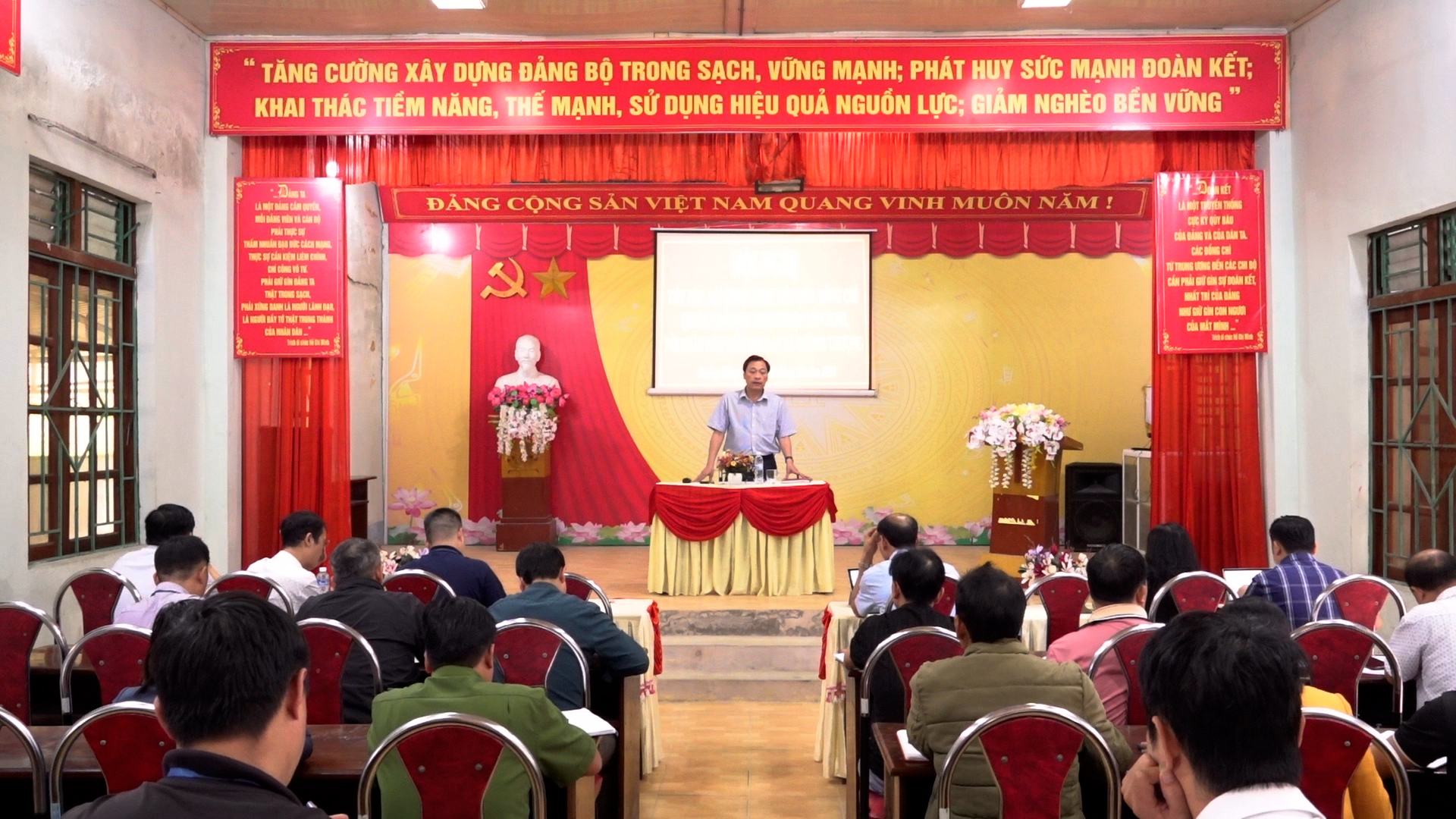 Quyền Chủ tịch UBND huyện Yên Minh tiếp xúc, đối thoại với nhân dân xã Đường Thượng