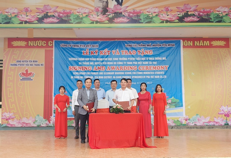 Lễ ký kết và trao tặng chương trình học bổng dành cho học sinh nghèo tại Yên Minh
