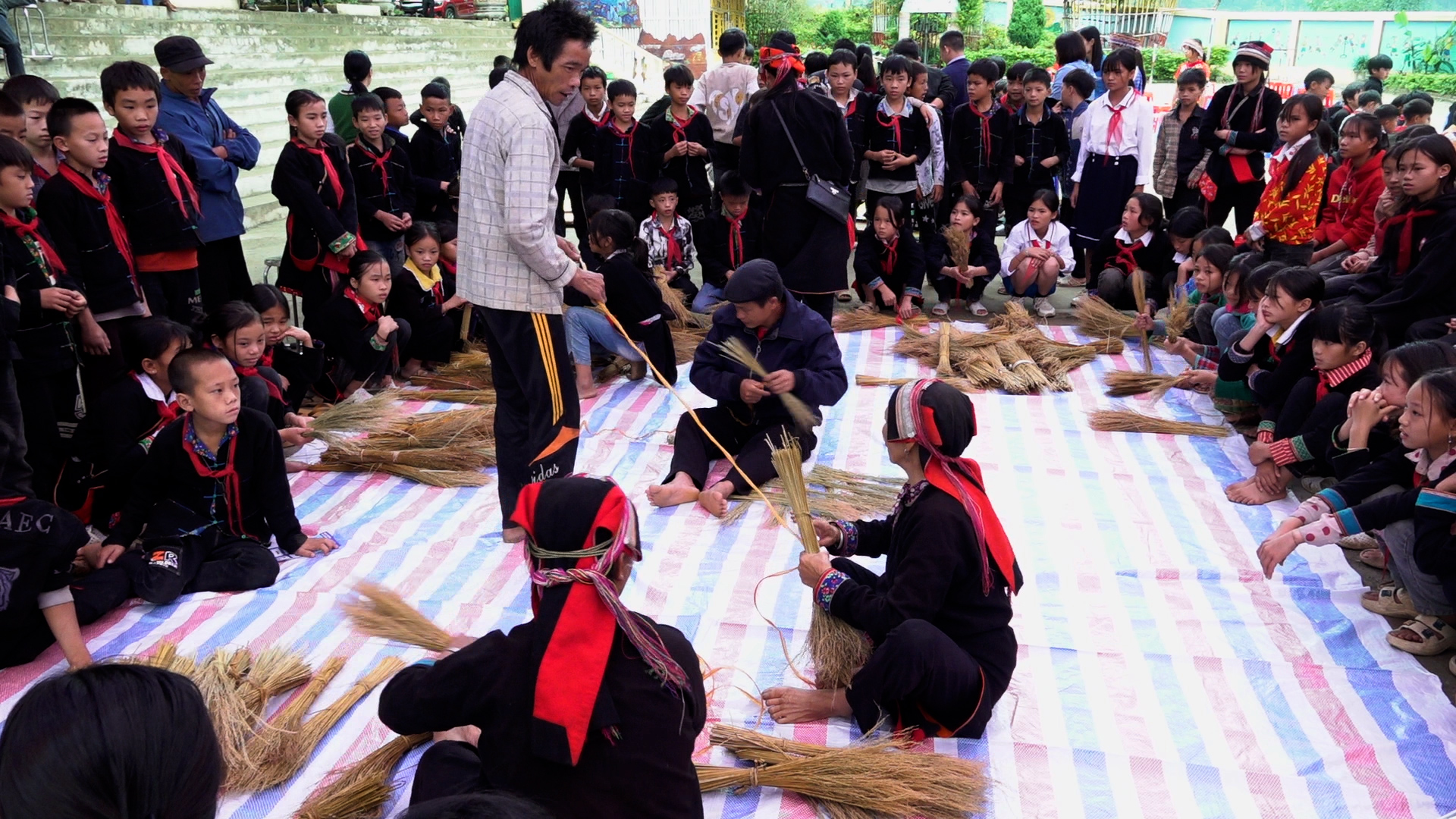 Trường THCS Na Khê tổ chức hoạt động truyền dạy văn hóa truyền thống cho các em học sinh