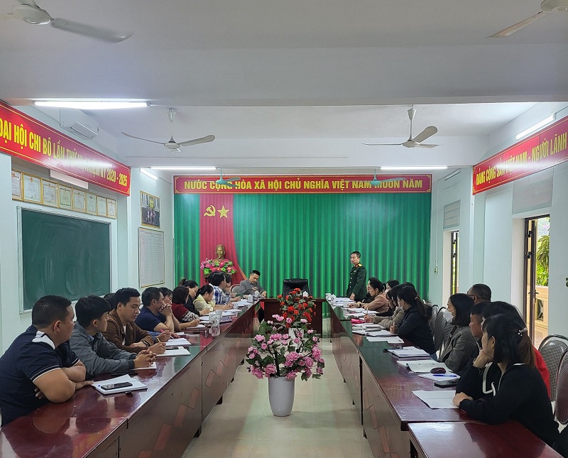 Thượng tá Trần Hữu Hội- Ủy viên Ban Thường vụ Huyện ủy, Chỉ huy trưởng Ban CHQS huyện dự sinh hoạt chi bộ tại trường THPT Yên Minh