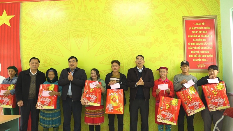 Trưởng ban Nội chính Tỉnh ủy trao quà tết cho hộ nghèo tại Yên Minh