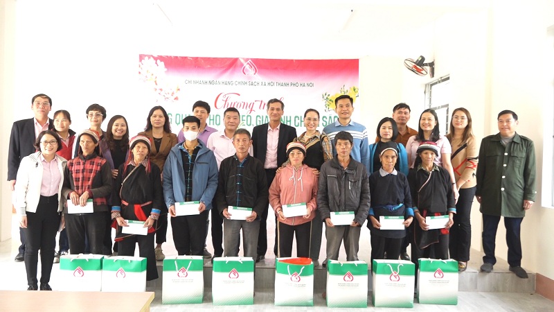 Ngân hàng chính sách xã hội thành phố Hà Nội tặng quà Tết tại xã Na Khê