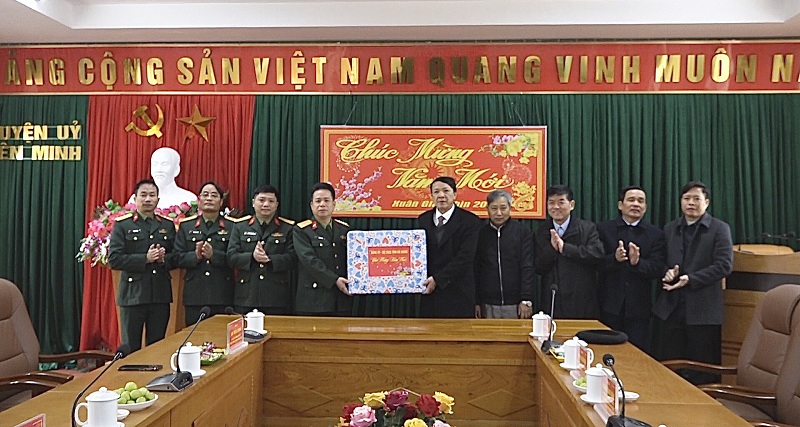 Đồng chí đại tá Lại Tiến Giang thăm, tặng quà Tết tại huyện Yên Minh