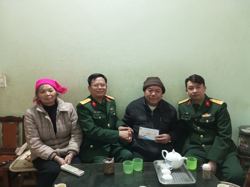 Lãnh đạo Ban CHQS huyện thăm hỏi, tặng quà tết gia đình thương bệnh binh trên địa bàn thị trấn
