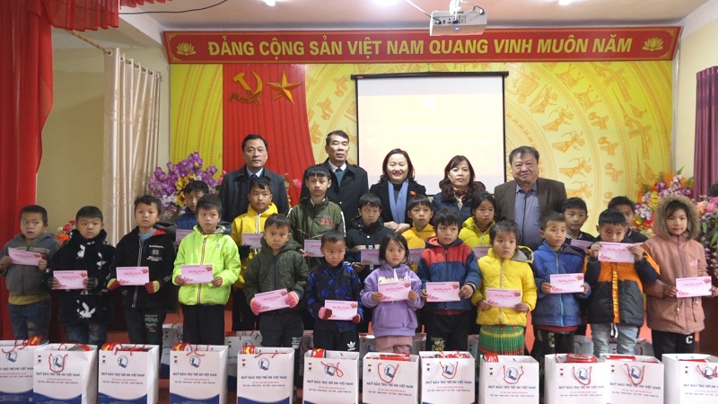 Đoàn đại biểu Quốc hội Tỉnh Hà Giang tặng quà tại huyện Yên Minh