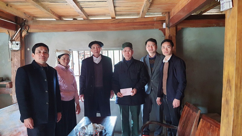 Đồng chí Nguyễn Văn Khu – Phó Bí thư thường trực Huyện ủy tặng quà Tết tại xã Ngọc Long