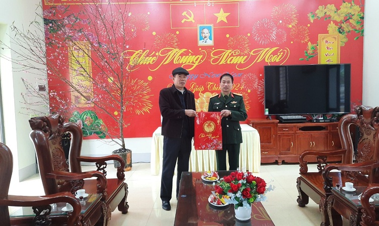 Bí thư Huyện ủy Ngô Xuân Nam tặng quà Tết tại Ban CHQS huyện