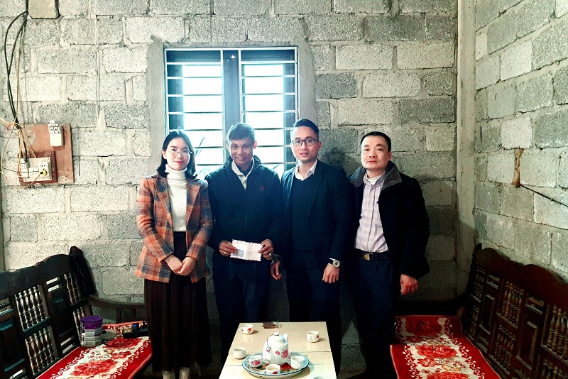 Đồng Phó chủ tịch UBND huyện Nguyễn Song Toàn tặng quà Tết tại xã Hữu Vinh
