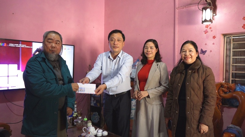 Đồng chí Chủ tịch UBND huyện tặng quà các đối tượng chính sách tại thị trấn Yên Minh