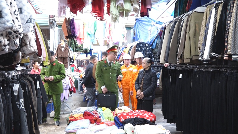 Công an huyện Yên Minh tuyên truyền PCCC tại chợ trung tâm thị trấn