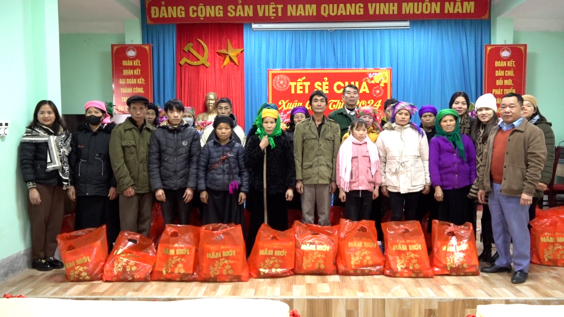 Các tổ chức, đơn vị thiện nguyện tặng quà tại huyện Yên Minh