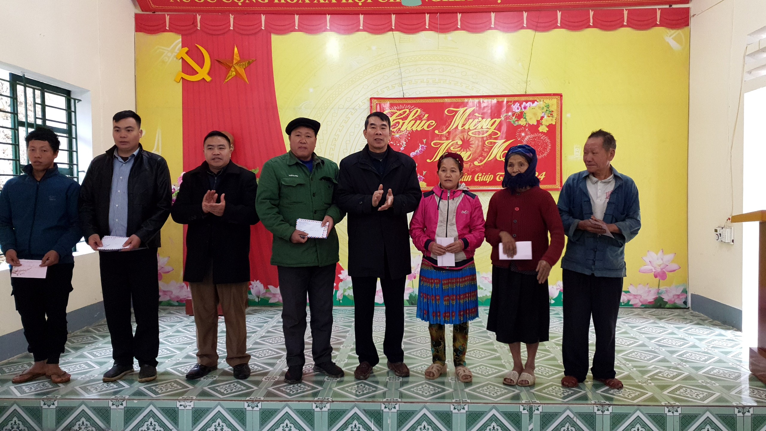 Bí thư Huyện ủy Yên Minh tặng quà Tết gia đình chính sách, người có công tại xã Du Già và Du Tiến
