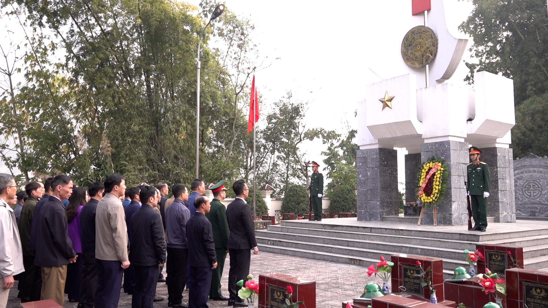 Yên Minh Viếng Nghĩa trang liệt sỹ huyện nhân dịp Tết nguyên đán
