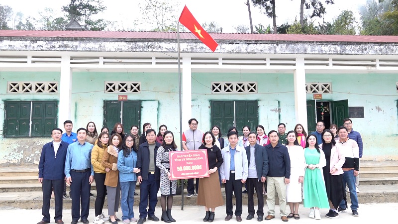 Đoàn công tác của Ban Tuyên giáo Tỉnh ủy Bình Dương tặng quà tại Yên Minh