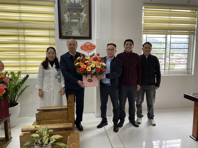 BHXH huyện Yên Minh chúc mừng Bệnh viện ĐKKV huyện nhân ngày Thầy thuốc Việt Nam