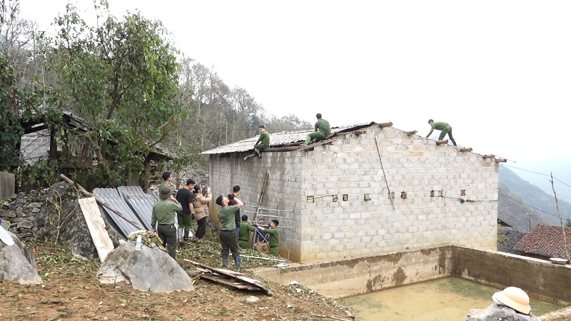 Công an huyện Yên Minh ra quân hỗ trợ các hộ nghèo bị thiệt hại sau thiên tai