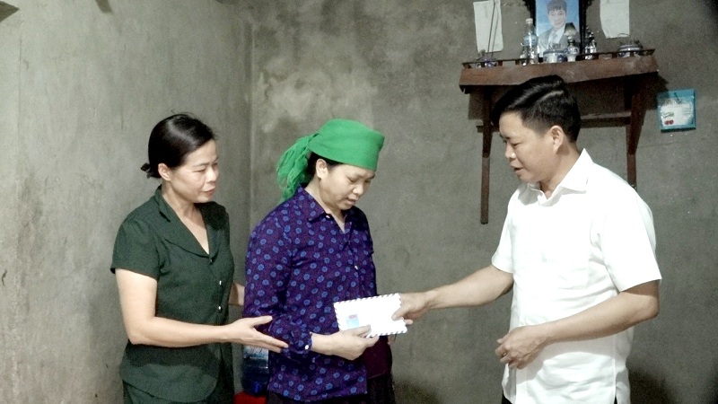 Lãnh đạo huyện Yên Minh thăm, tặng quà người khuyết tật
