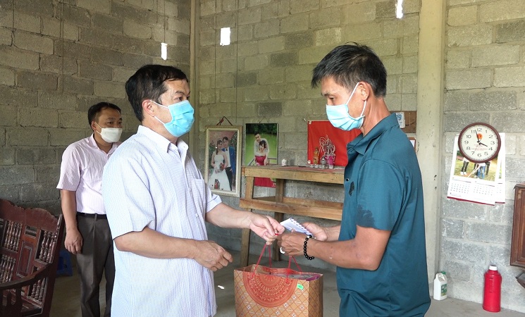 Chủ tịch UBND huyện Sùng Mí Thề tặng quà nhân ngày 27.7 tại xã Hữu Vinh