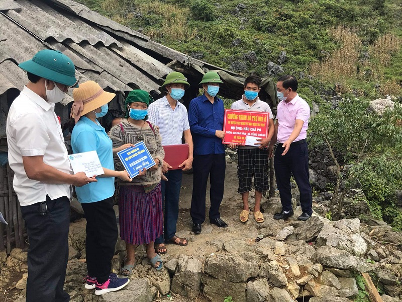 Bí thư Huyện ủy trao tiền hỗ trợ làm nhà ở cho gia đình có 2 con nhỏ tử vong do ngộ độc quả Hồng Châu tại xã Sủng Cháng