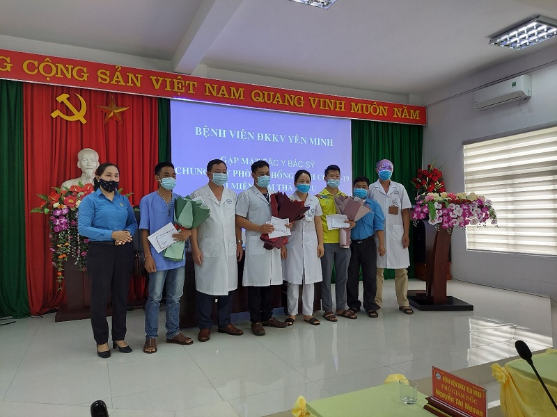 Liên đoàn Lao động huyện Yên Minh gặp mặt, tặng quà cho 03 y, bác sỹ tham gia hỗ trợ tỉnh Bình Dương phòng, chống dịch Covid – 19