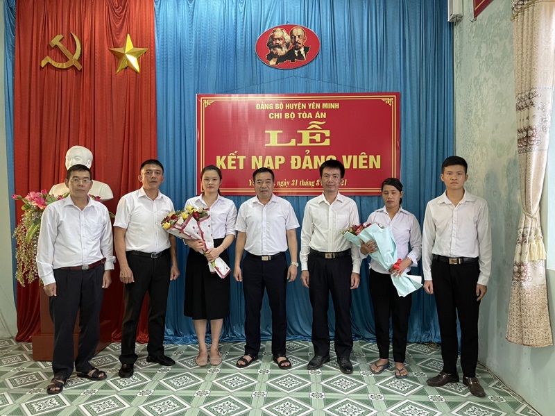 Chi bộ Tòa án nhân dân huyện Yên Minh tổ chức Lễ kết nạp đảng viên
