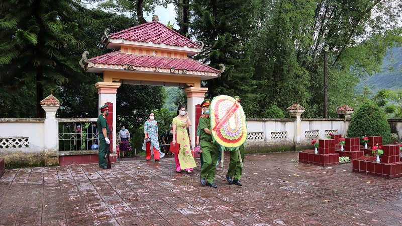 Hội LHPN huyện Yên Minh viếng nghĩa trang liệt sỹ chào mừng Đại hội đại biểu Phụ nữ nhiệm kỳ 2021-2026