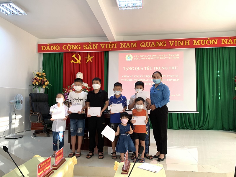 Liên đoàn Lao động huyện Yên Minh tặng quà Tết Trung thu cho con em đoàn viên đang tham gia chống dịch Covid – 19 tại tỉnh Bình Dương và thành phố Hồ Chí Minh
