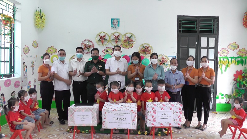 Các đồng chí lãnh đạo huyện Yên Minh thăm, tặng quà thiếu nhi nhân dịp Tết Trung thu
