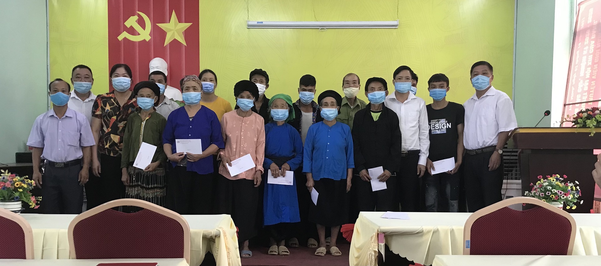 Hội chữ thập đỏ tỉnh tặng quà tại huyện Yên Minh
