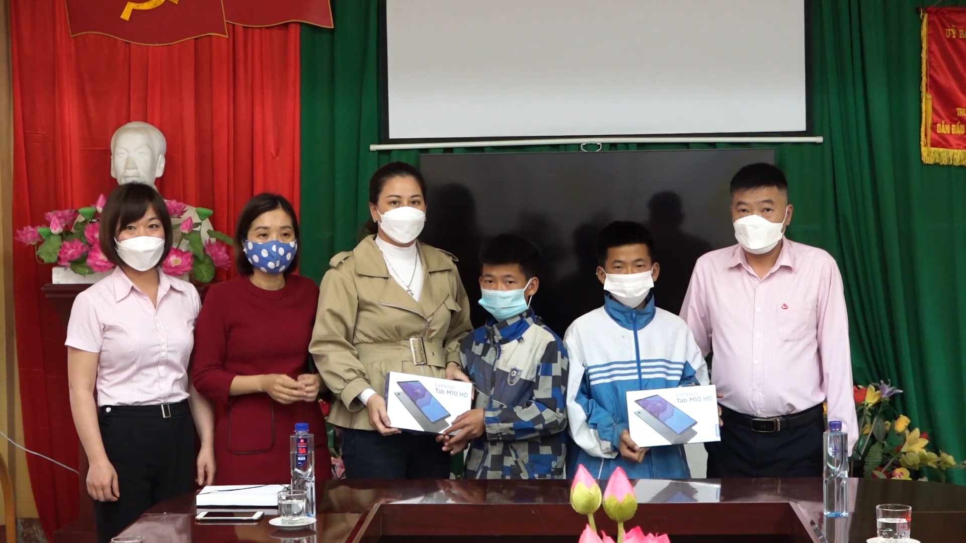 Ngân hàng CSXH tỉnh Hà Giang trao tặng máy tính bảng cho học sinh nghèo tại huyện Yên Minh
