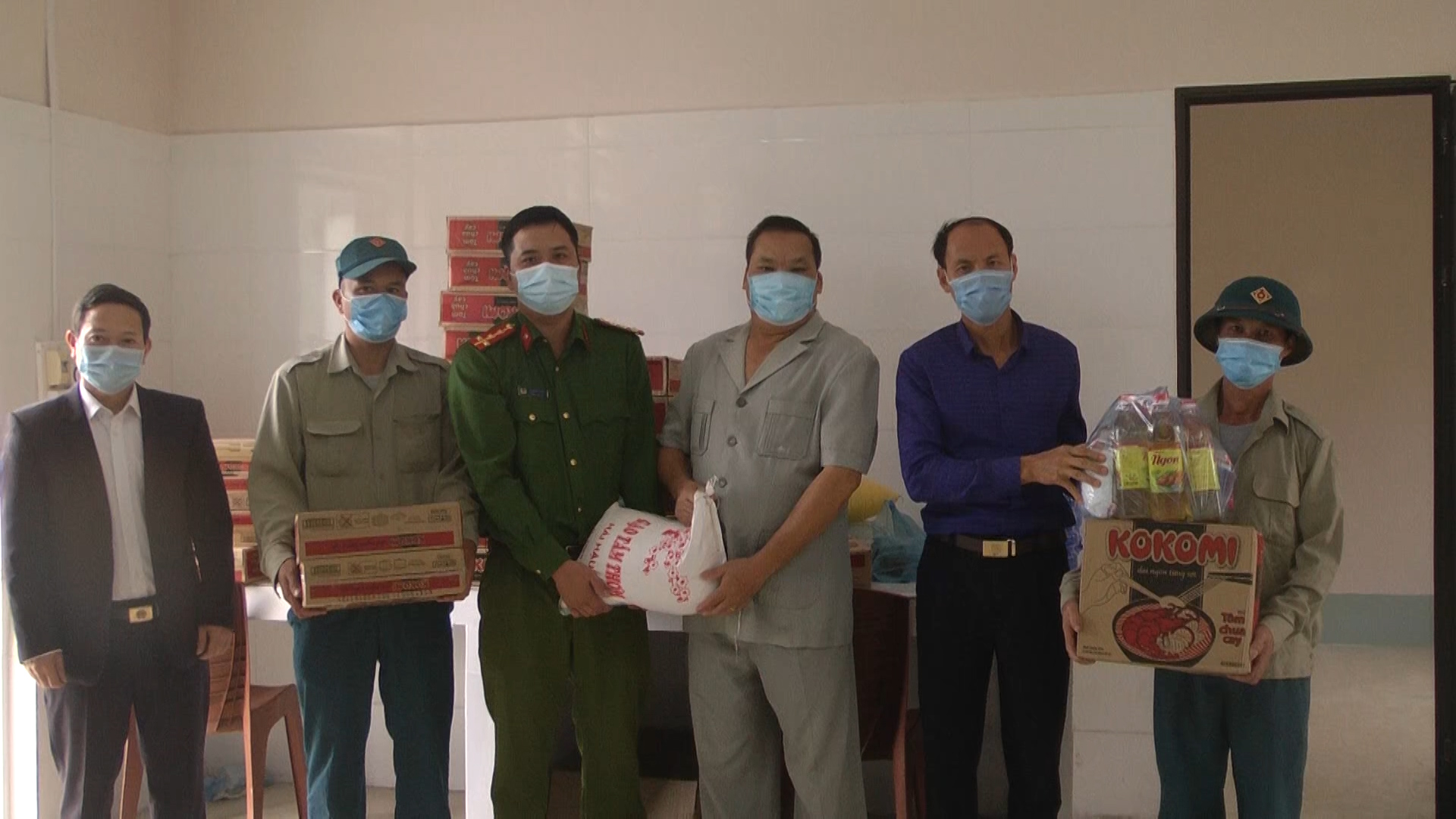 UBMT Tổ quốc Việt Nam huyện Yên Minh tặng quà cho người cách ly và lực lượng đang thực hiện nhiệm vụ tại khu cách ly