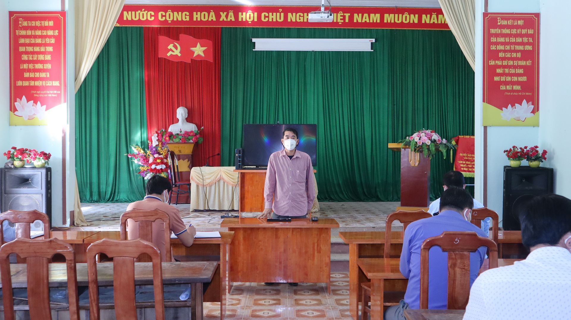 Bí thư huyện ủy Yên Minh làm việc tại xã Ngọc Long về phòng chống dịch Covid-19