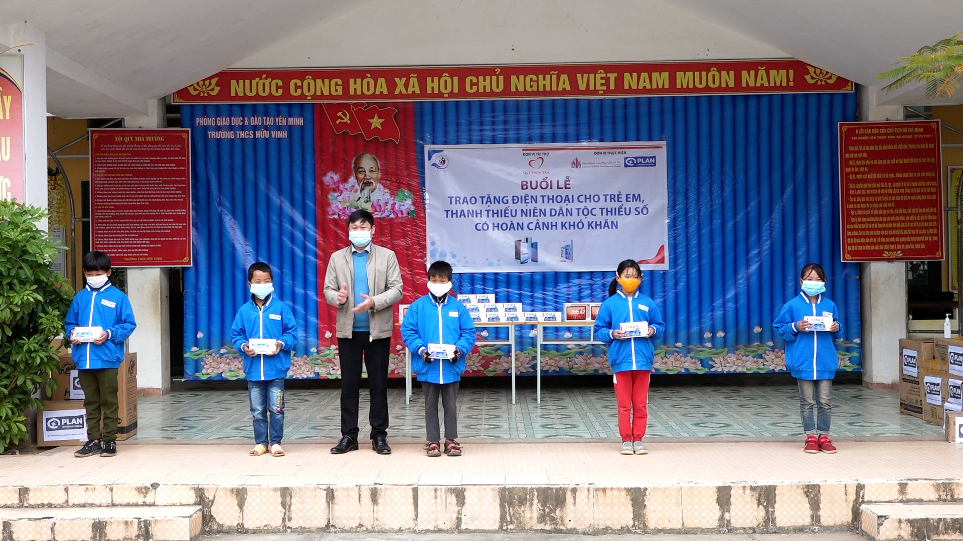 Plan Hà Giang trao tặng điện thoại thông minh và máy tính bảng cho các em học sinh tại xã Hữu Vinh