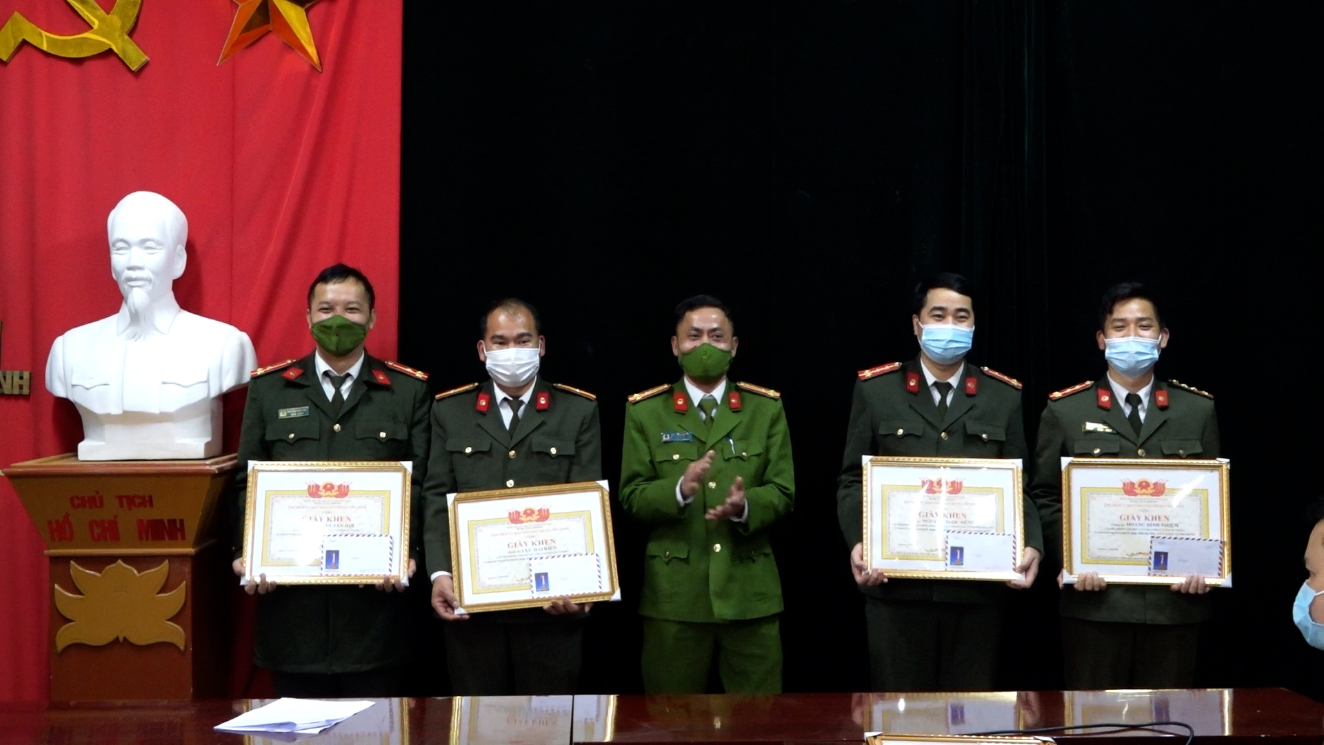 Công an huyện Yên Minh tổ chức gặp mặt, chia tay cán bộ, chiến sĩ tăng cường phòng chống dịch COVID-19