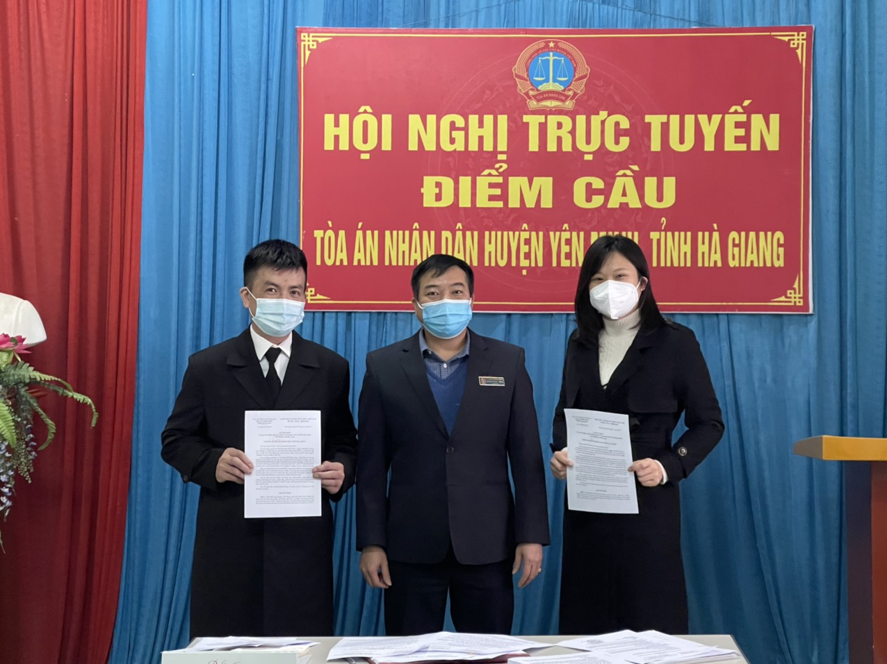 Tòa án nhân dân huyện Yên Minh  trao Quyết định bổ nhiệm lãnh đạo Văn phòng