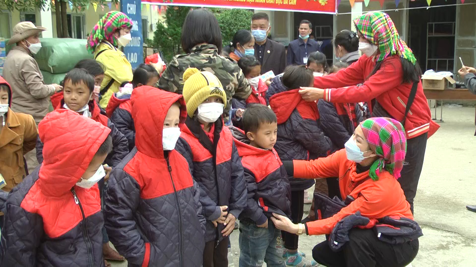 Hội Chữ thập đỏ tỉnh Hà Giang tặng quà tại xã Lũng Hồ huyện Yên Minh