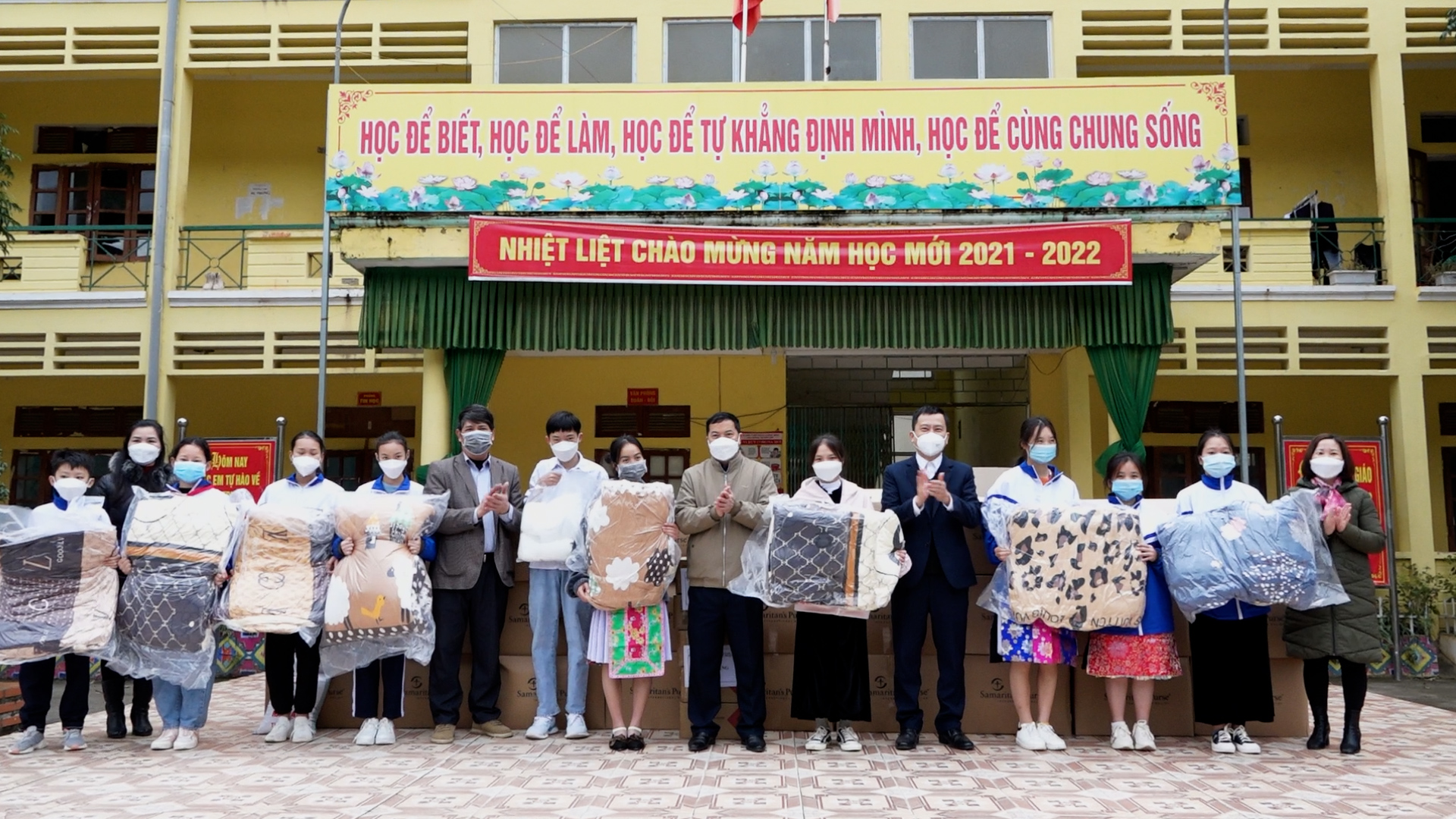 Sở Ngoại vụ Hà Giang tặng quà tại huyện Yên Minh